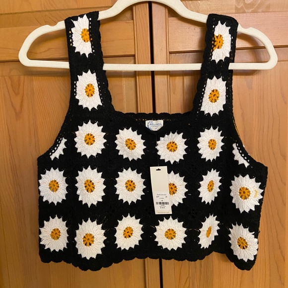 Francesca’s Daisy Crochet Crop Top - Picture 2 of 4